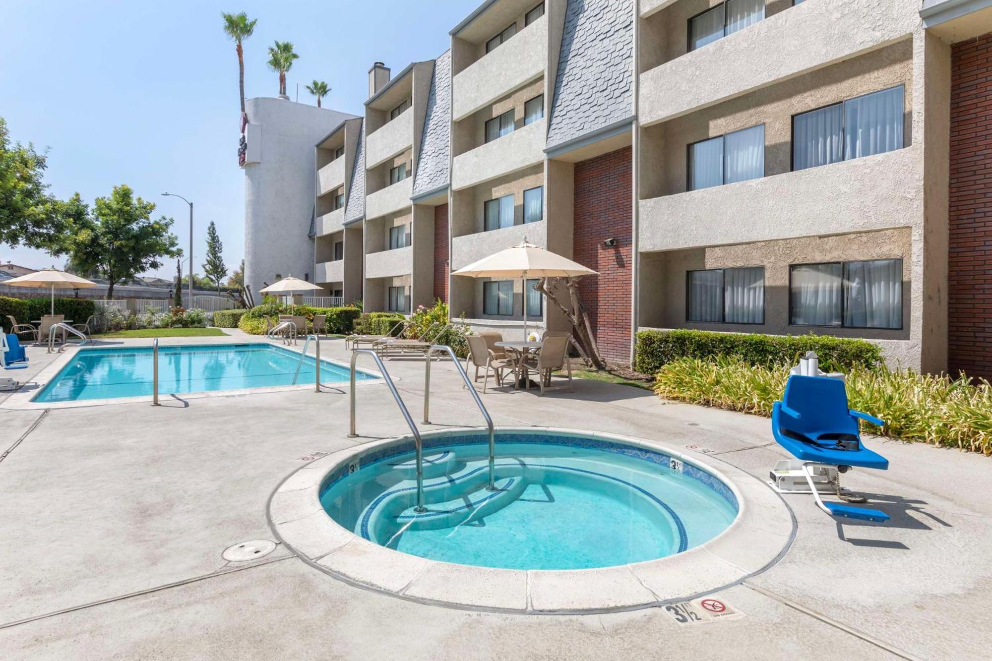 Best Western Plus West Covina Inn מראה חיצוני תמונה